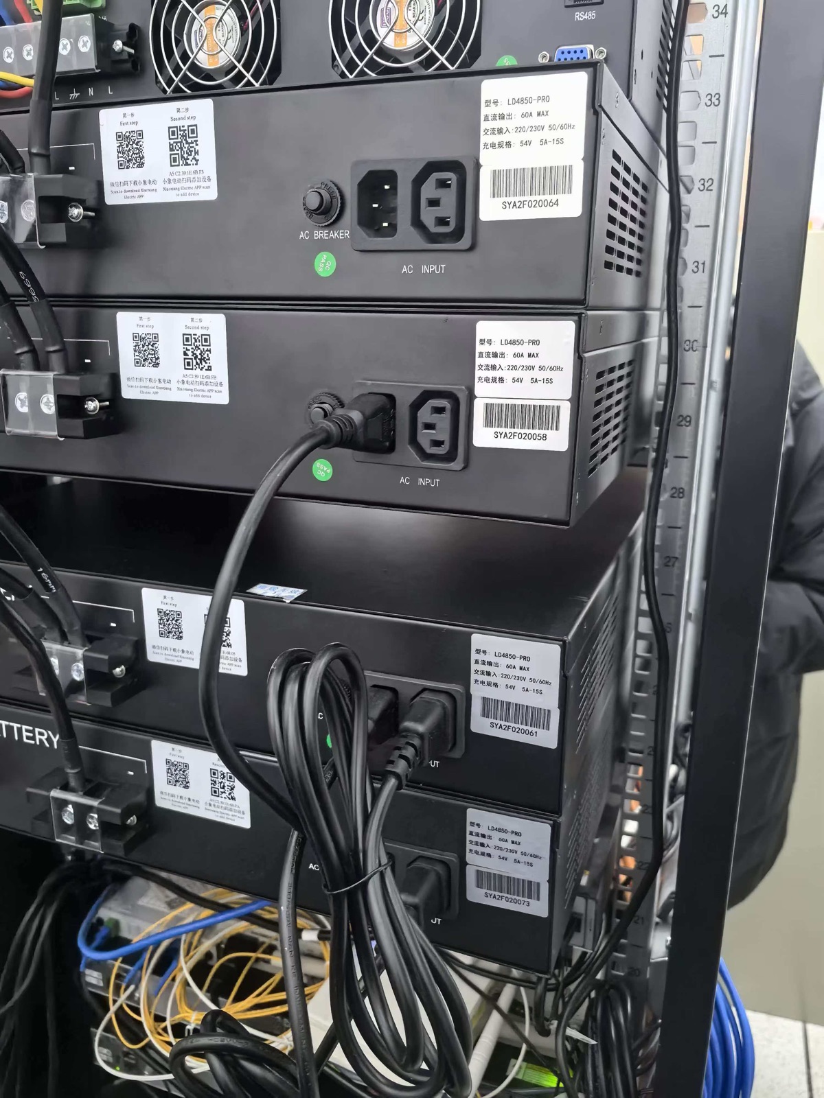 设备铭牌特写：LD4850-PRO 机架式磷酸铁锂电池包，48V 50Ah